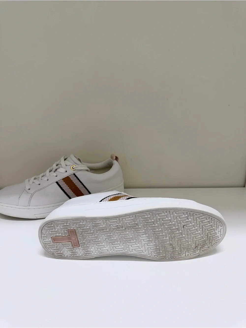 Ted Baker Women's Bailey Low Top Sneakers preppy logo comfy Size 8